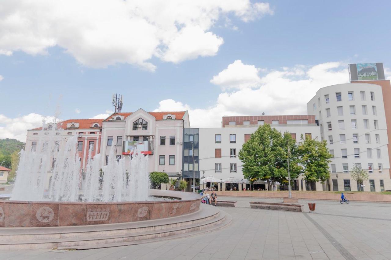 Fontana apartmani FREE parking Tuzla Bagian luar foto